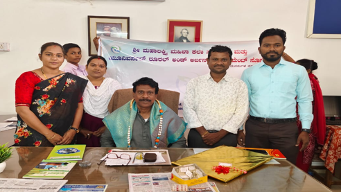 Shree Mahalaxmi Mahila Kala Sangha honouring Wardlaw College Principal for service in the education sector